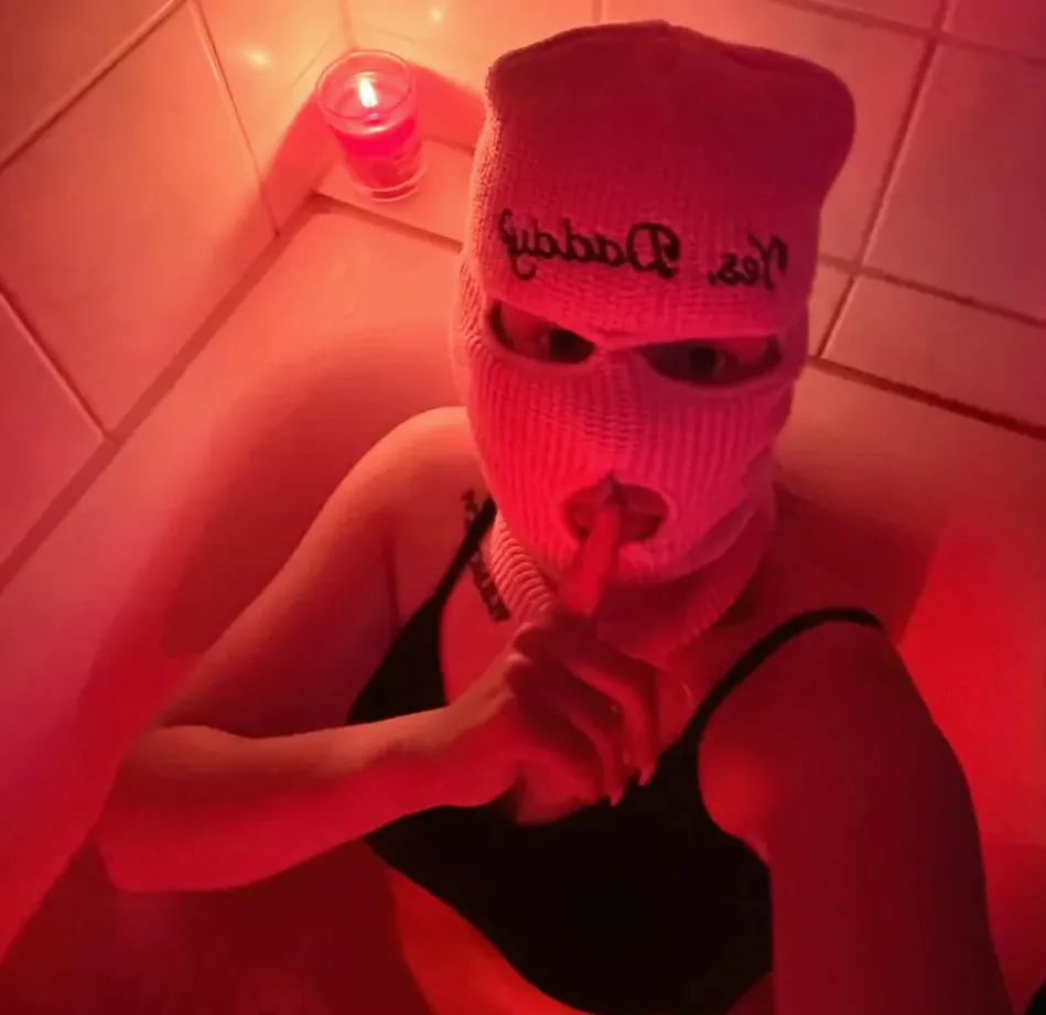 Andrea, 27